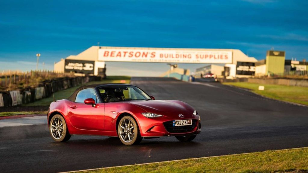 2022 mazda mx 5 sustain 27 Motor16