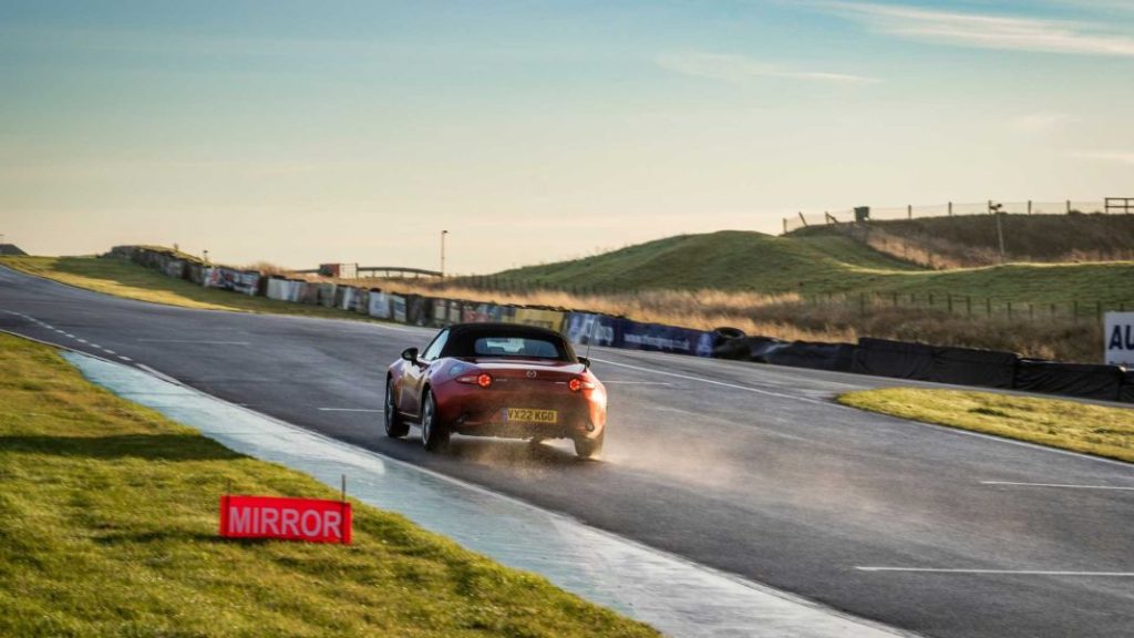 2022 mazda mx 5 sustain 30 Motor16