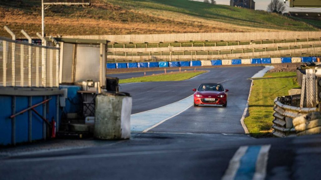 2022 mazda mx 5 sustain 32 Motor16