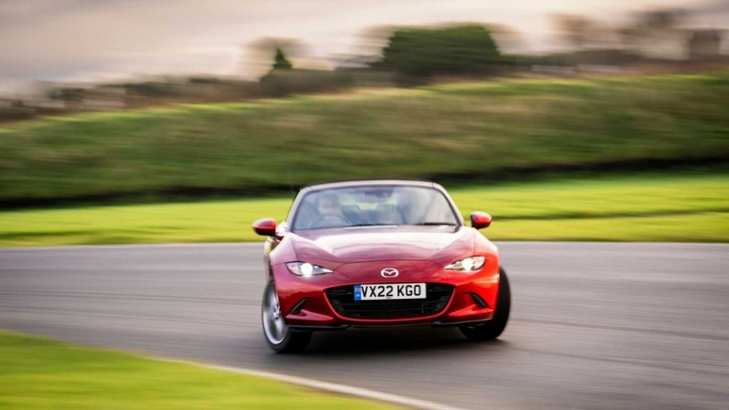 Mazda MX-5 carburante sintético. Imagen movimiento circuito.