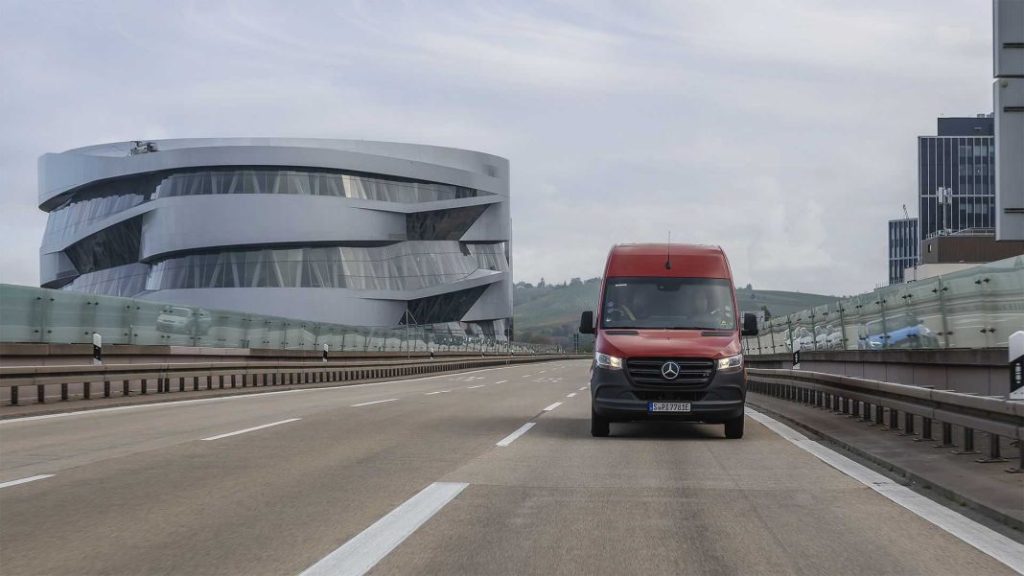 Mercedes-Benz eSprinter: esta es la autonomía que ha certificado el TÜV alemán 2 Motor16 Mercedes-Benz eSprinter TUV alemán. Imagen movimiento frontal.