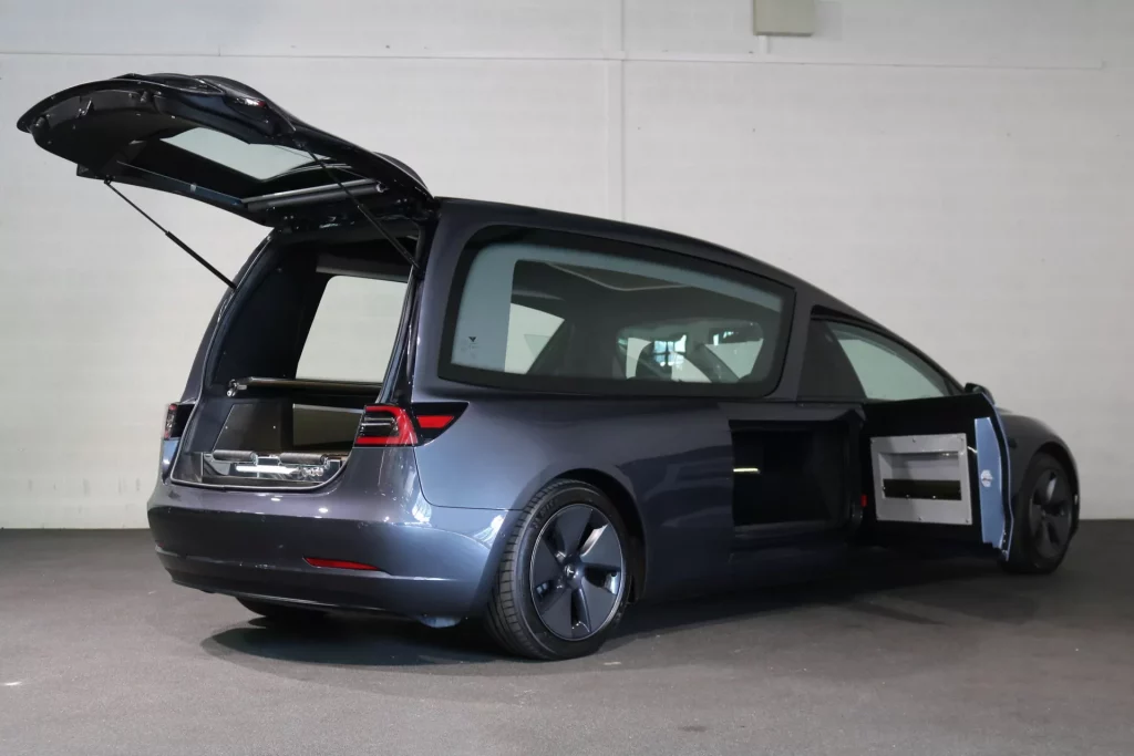 El Tesla Model 3 se prepara para ir de entierro 21 Motor16 2022 tesla model 3 funebre 18 Motor16