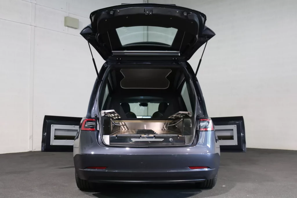 El Tesla Model 3 se prepara para ir de entierro 2 Motor16 Tesla Model 3 fúnebre. Imagen trasera.
