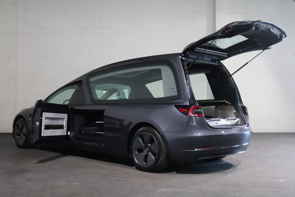 El Tesla Model 3 se prepara para ir de entierro 23 Motor16 2022 tesla model 3 funebre 20 Motor16