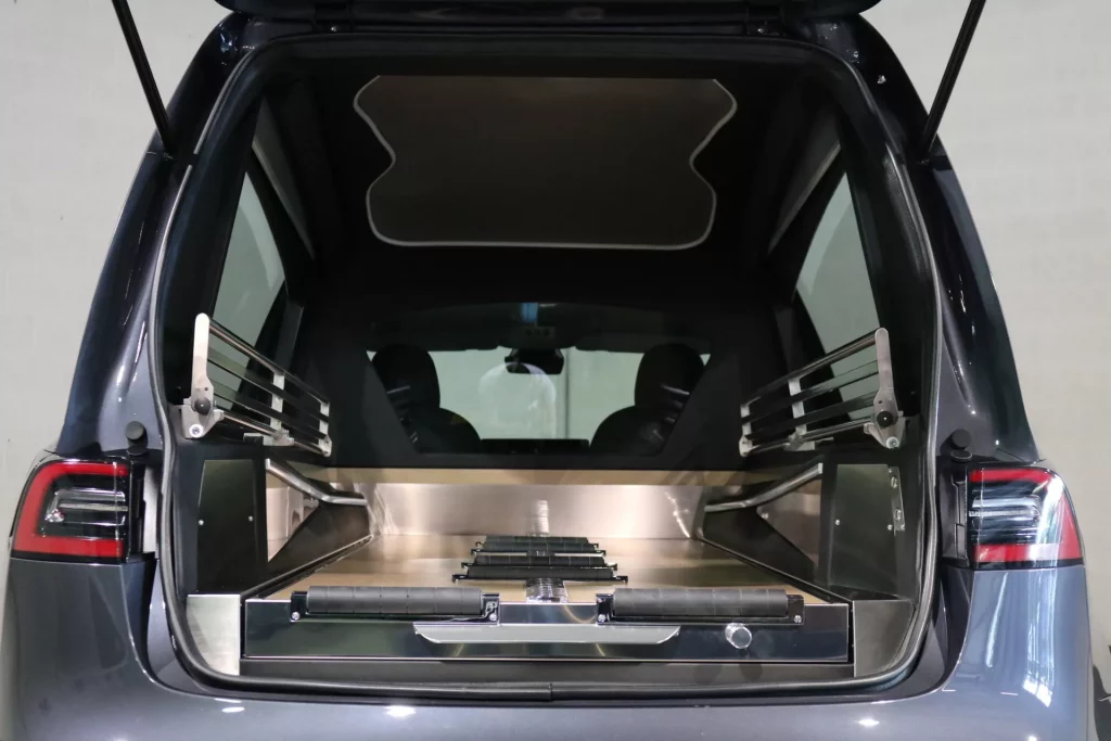 El Tesla Model 3 se prepara para ir de entierro 24 Motor16 2022 tesla model 3 funebre 21 Motor16