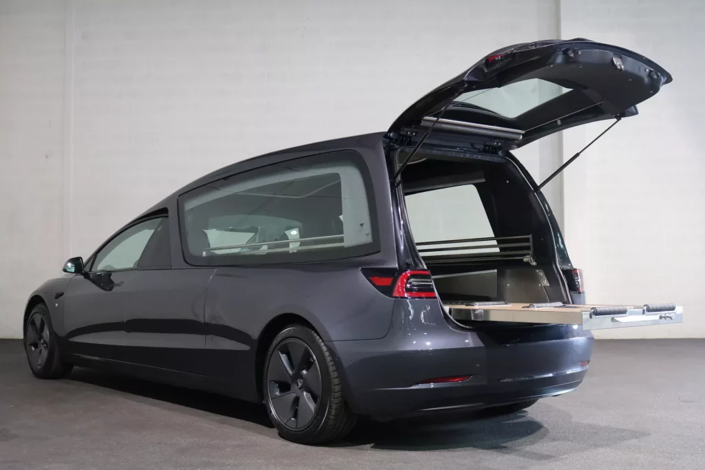 El Tesla Model 3 se prepara para ir de entierro 27 Motor16 2022 tesla model 3 funebre 24 Motor16