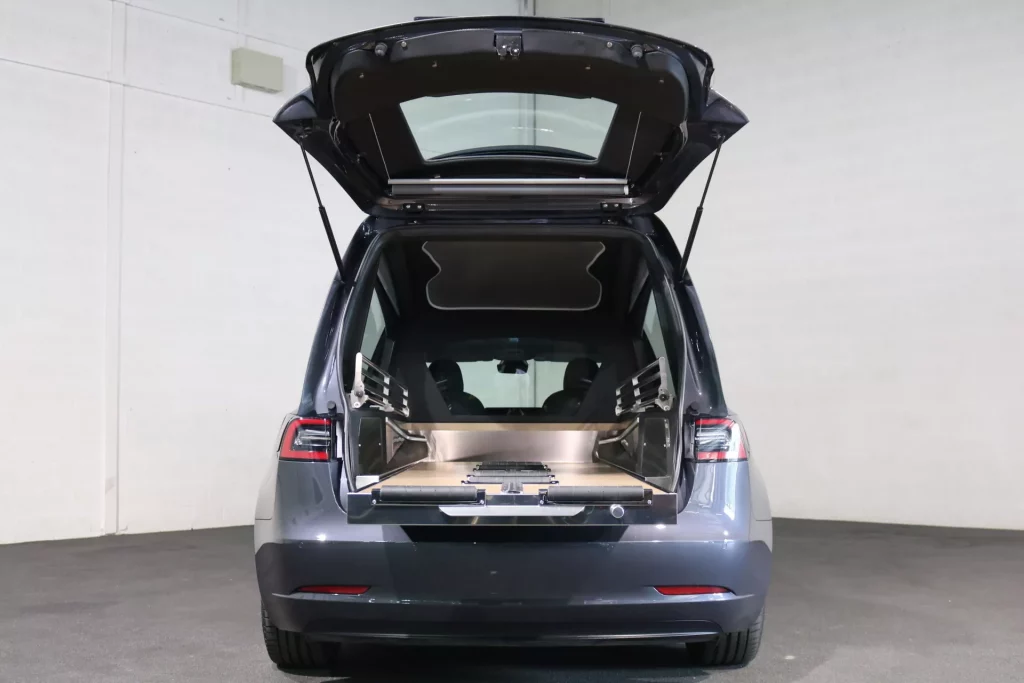 El Tesla Model 3 se prepara para ir de entierro 28 Motor16 2022 tesla model 3 funebre 25 Motor16