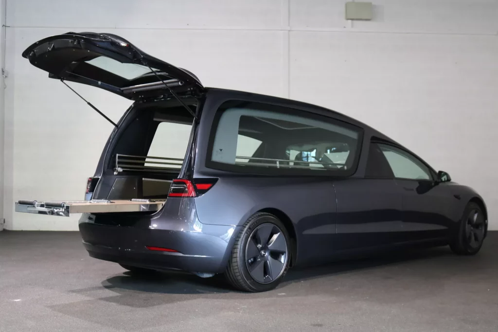 El Tesla Model 3 se prepara para ir de entierro 29 Motor16 2022 tesla model 3 funebre 26 Motor16