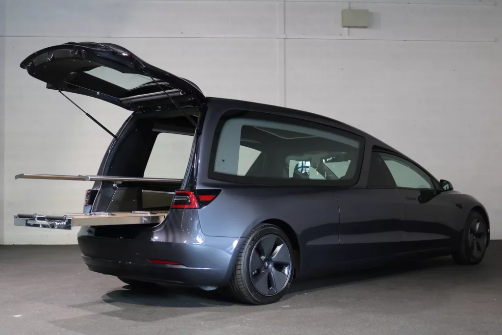 El Tesla Model 3 se prepara para ir de entierro 30 Motor16 2022 tesla model 3 funebre 27 Motor16