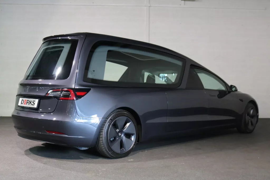 El Tesla Model 3 se prepara para ir de entierro 1 Motor16 Tesla Model 3 fúnebre. Imagen estática.