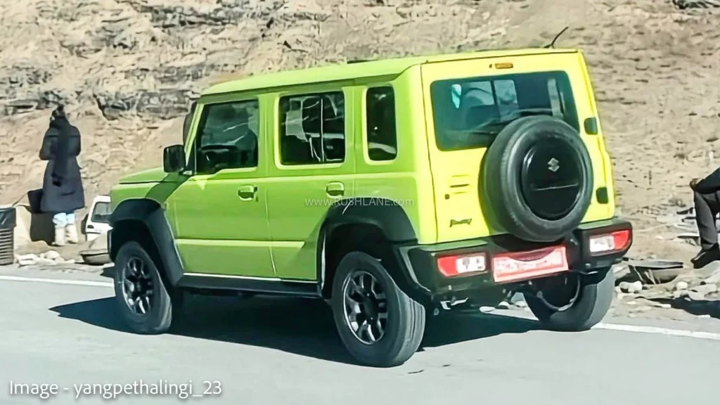 Suzuki Jimny 5 puertas. Imagen estática trasera en India.