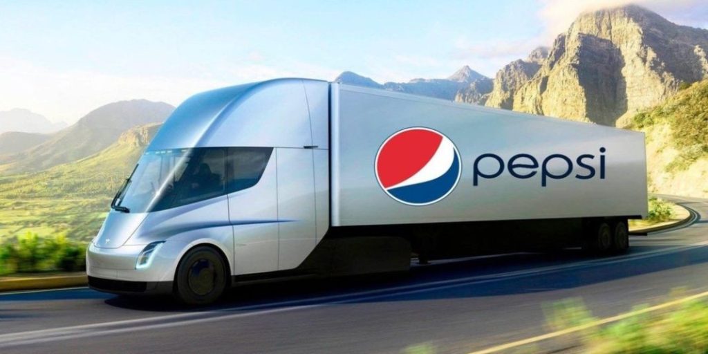 A Elon Musk todo le sale mal, Pepsi 'pone a parir' el nuevo camión eléctrico Tesla Semi 1 Motor16 Pepsi