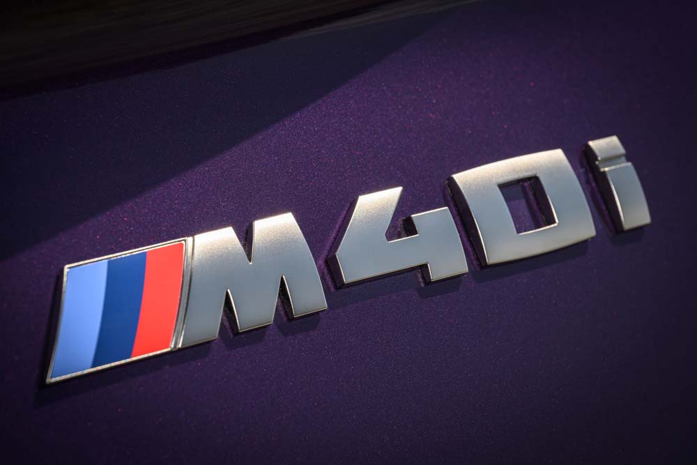 Los tres pedales regresan al BMW Z4 1 Motor16 2023 BMW Z4. Imagen detalle logo.