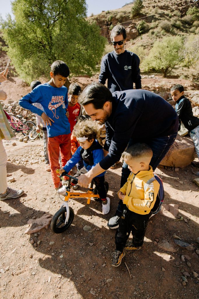Así ayudan Skoda y Alberto Contador a los niños del Atlas marroquí 1 Motor16 Alberto Contador participó personalmente en la entrega de Bicis para la Vida By Skoda.
