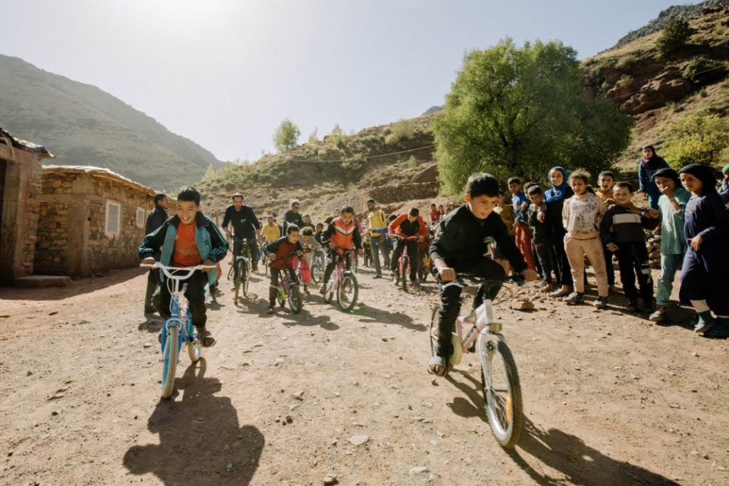Así ayudan Skoda y Alberto Contador a los niños del Atlas marroquí 22 Motor16 Bicis para la vida entrega 136 Motor16