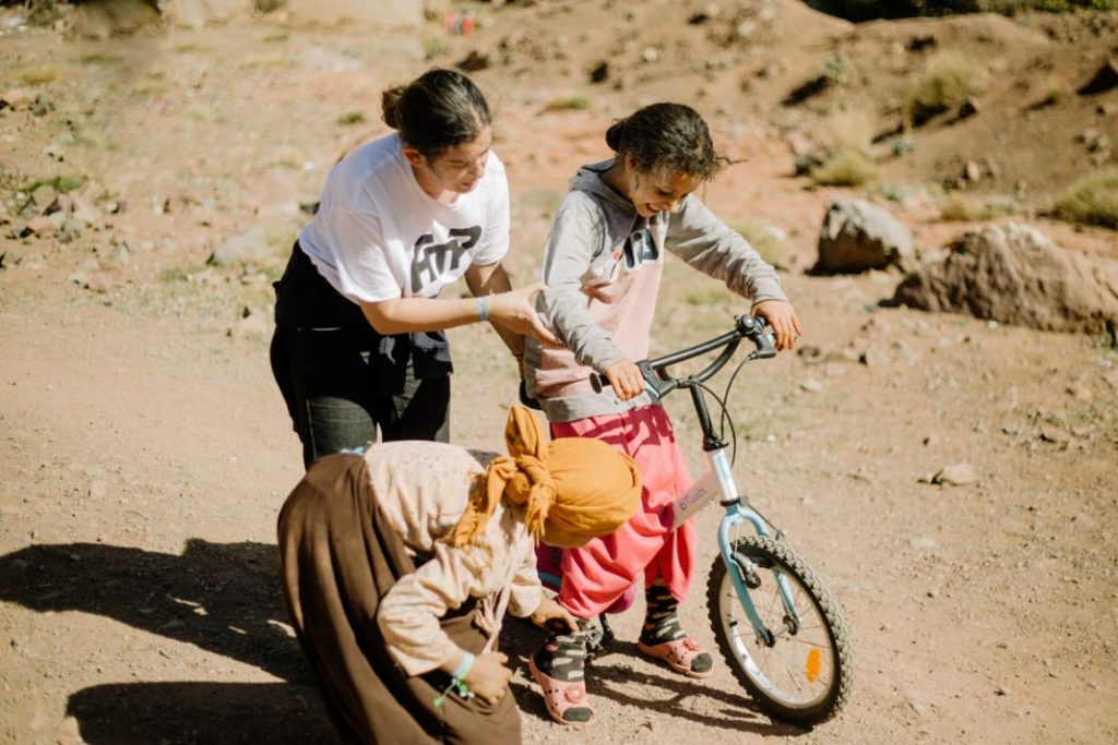 Así ayudan Skoda y Alberto Contador a los niños del Atlas marroquí 24 Motor16 Bicis para la vida entrega 150 Motor16