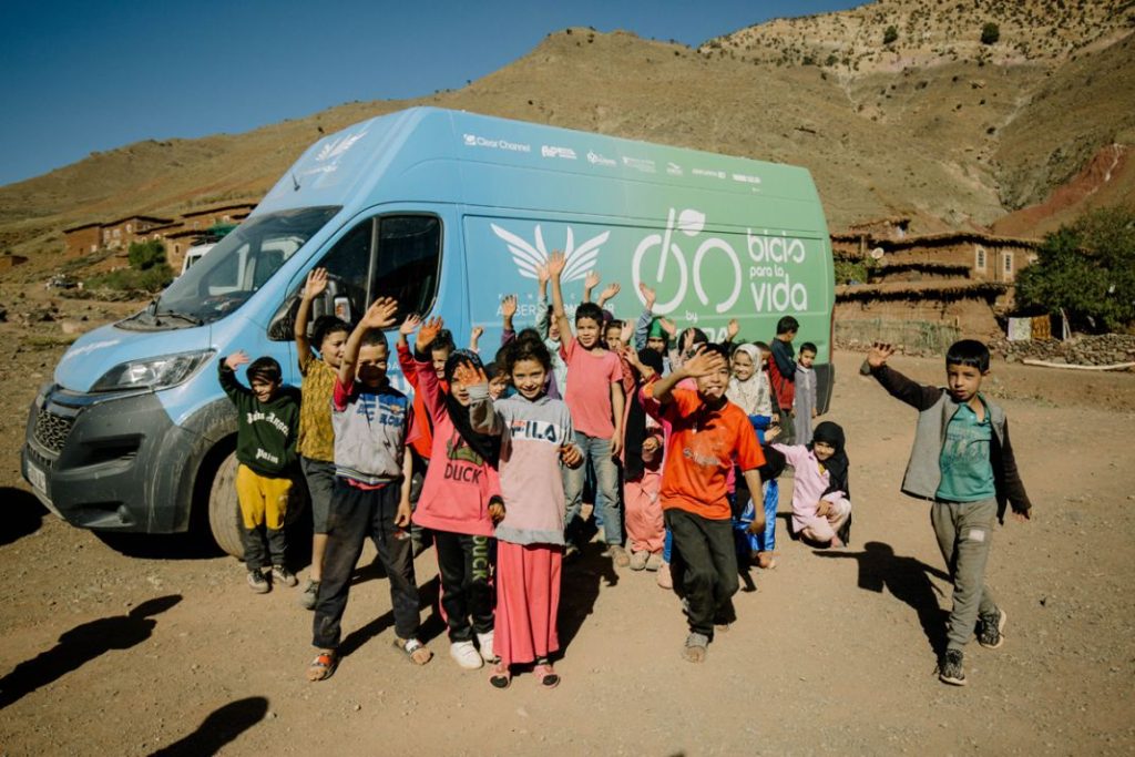 Así ayudan Skoda y Alberto Contador a los niños del Atlas marroquí 4 Motor16 Bicis para la vida entrega 22 Motor16
