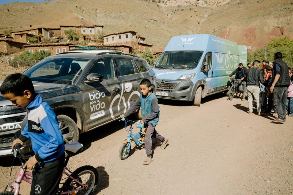 Así ayudan Skoda y Alberto Contador a los niños del Atlas marroquí 7 Motor16 Bicis para la vida entrega 85 Motor16