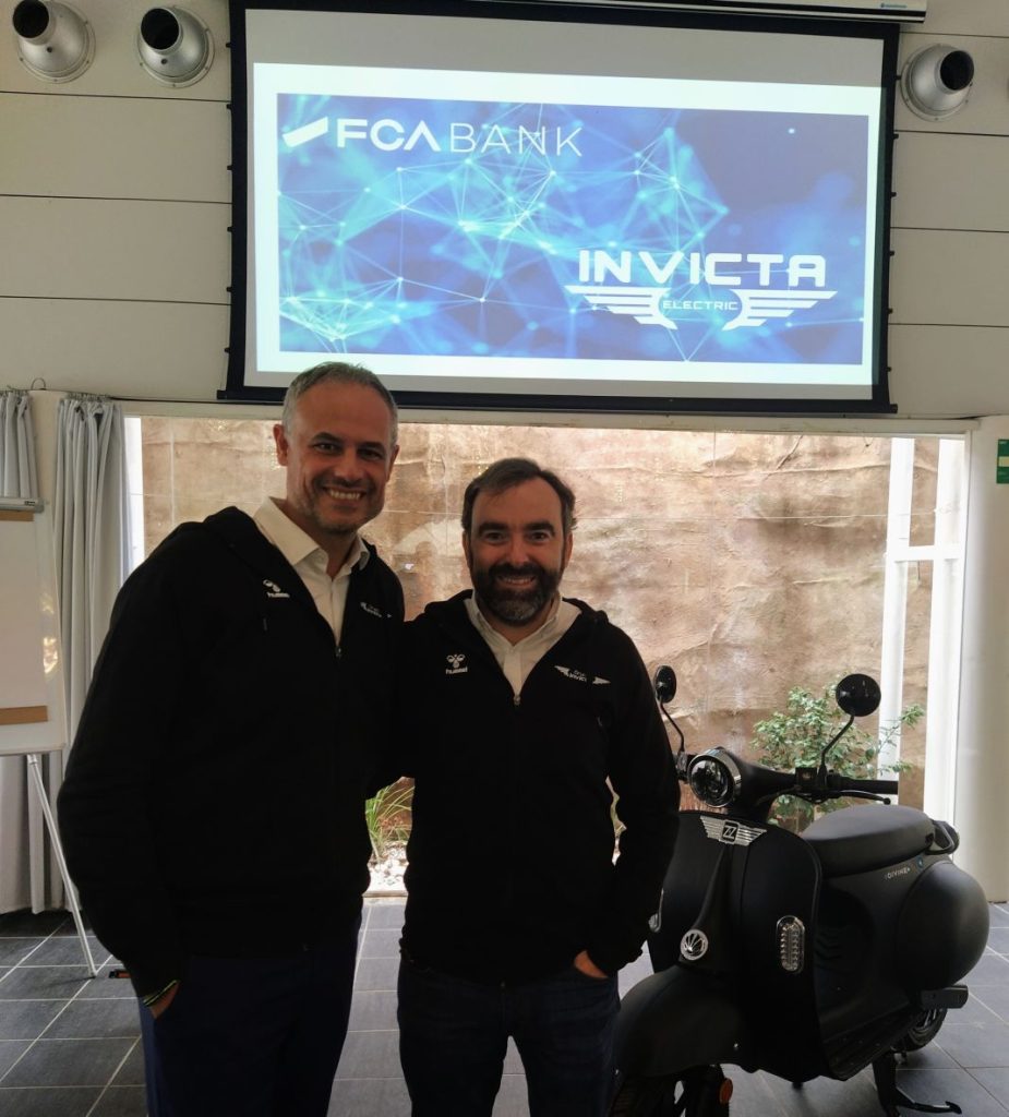 FCA Bank apuesta por la micromovilidad con Invicta 1 Motor16 Antonio Elía, country manager de FCA Bank en España, y Julián Alonso, presidente del Grupo Invicta.