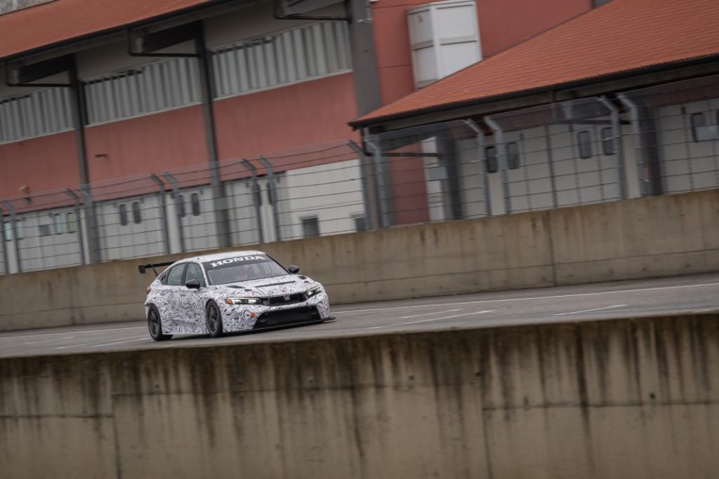 Honda prepara una versión de carreras de su Civic Type R 1 Motor16 2022 Honda Civic Type R TCR. Imagen movimiento camulfado.