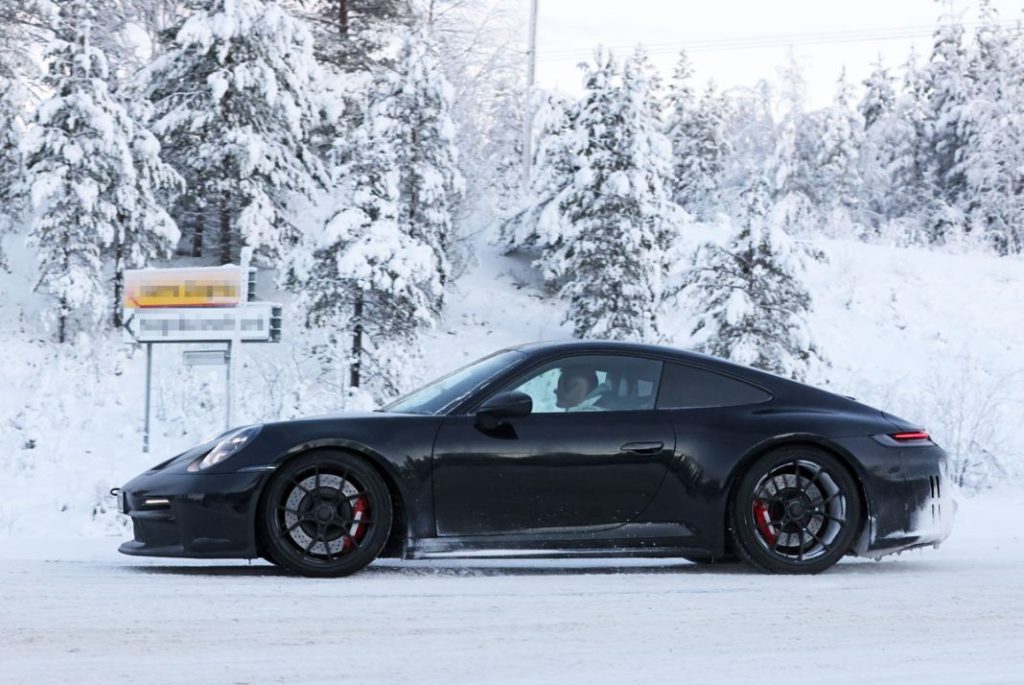 El Porsche 911 GT3 Touring juega en la nieve 16 Motor16 Porsche 911 GT3 Touring facelift 15 Motor16