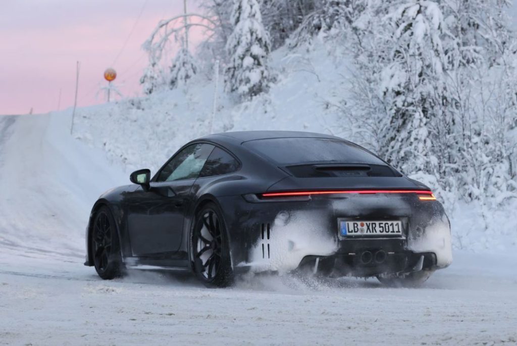 El Porsche 911 GT3 Touring juega en la nieve 19 Motor16 Porsche 911 GT3 Touring facelift 18 Motor16