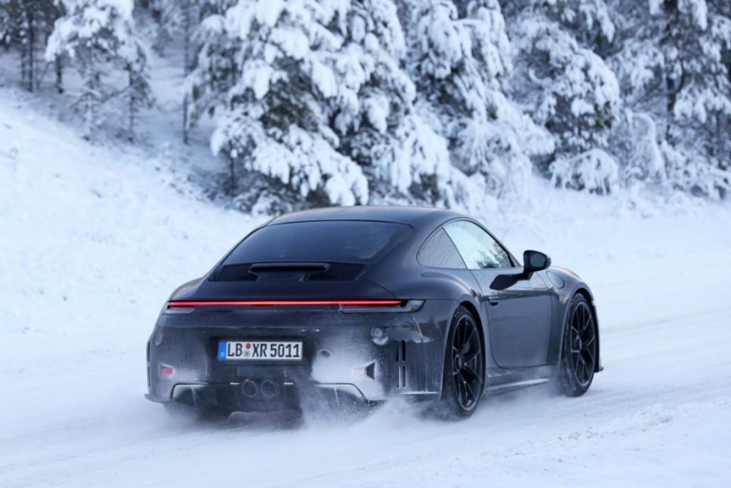 El Porsche 911 GT3 Touring juega en la nieve 23 Motor16 Porsche 911 GT3 Touring facelift 9 Motor16