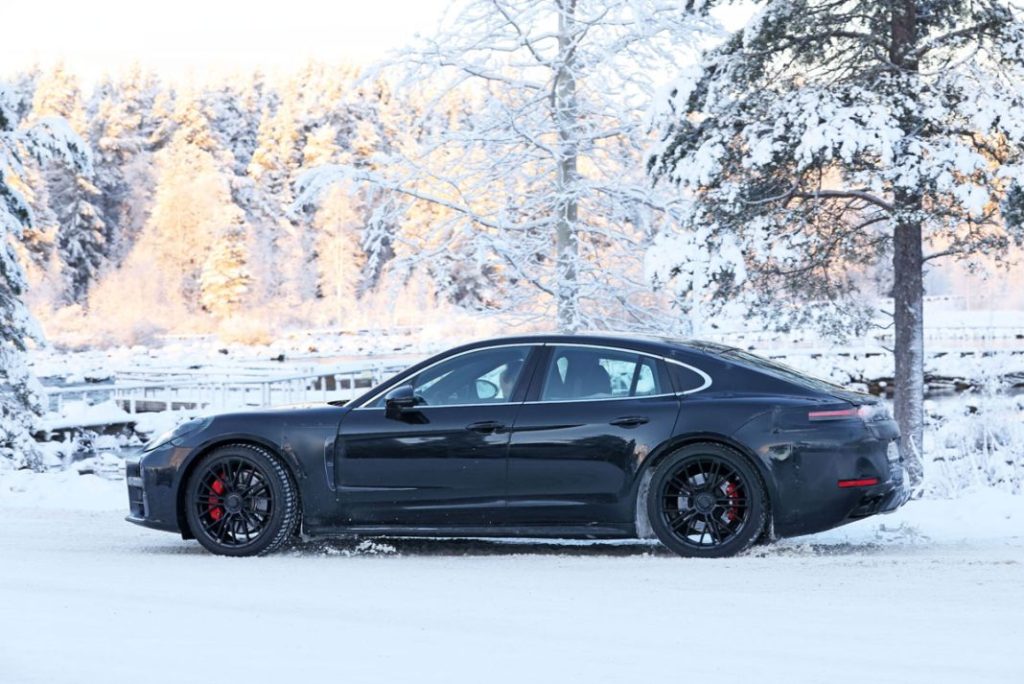 Un Porsche Panamera más radical puede estar en camino 12 Motor16 Porsche Panamera centerlock 10 Motor16