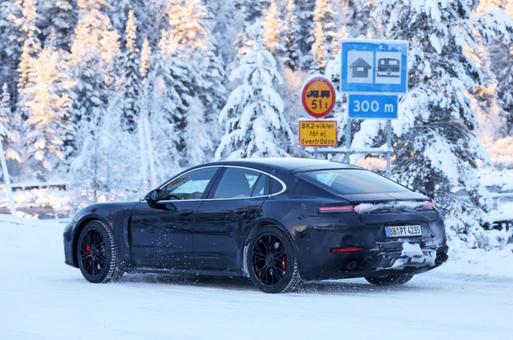 Un Porsche Panamera más radical puede estar en camino 14 Motor16 Porsche Panamera centerlock 12 Motor16