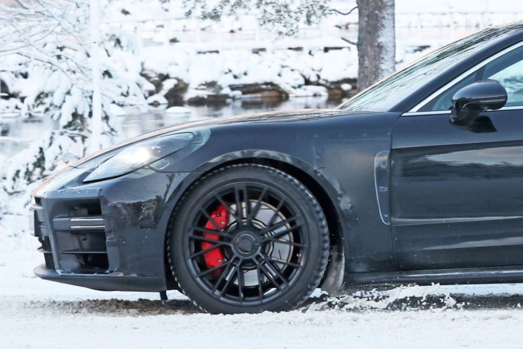 Un Porsche Panamera más radical puede estar en camino 10 Motor16 Porsche Panamera centerlock 8 Motor16