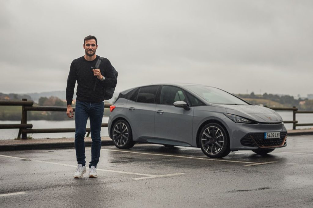 ¿Qué coche acaba de estrenar el olímpico Saúl Craviotto? 4 Motor16 Saul Craviotto estrena su nuevo CUPRA Born e Boost con la maxima autonomia electrica 02 HQ 1 Motor16