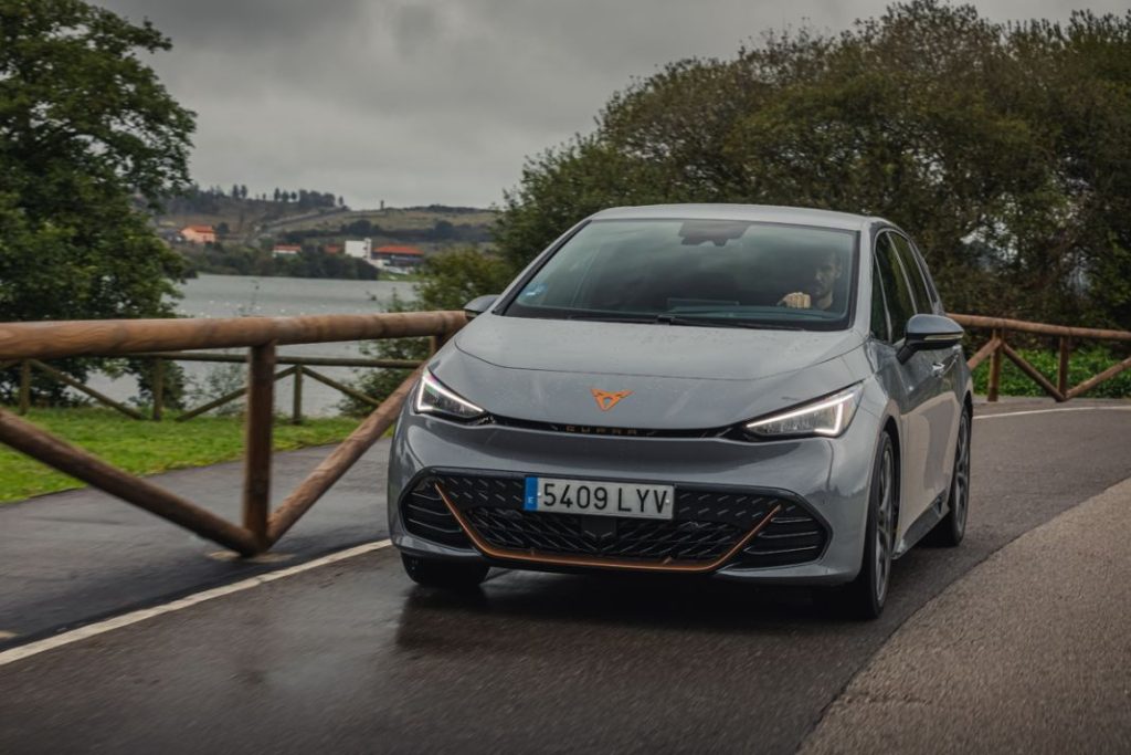 ¿Qué coche acaba de estrenar el olímpico Saúl Craviotto? 5 Motor16 Saul Craviotto estrena su nuevo CUPRA Born e Boost con la maxima autonomia electrica 03 HQ Motor16