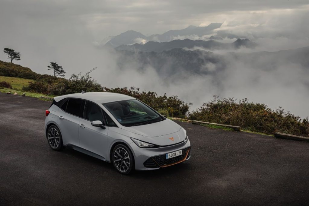 ¿Qué coche acaba de estrenar el olímpico Saúl Craviotto? 6 Motor16 Saul Craviotto estrena su nuevo CUPRA Born e Boost con la maxima autonomia electrica 04 HQ Motor16