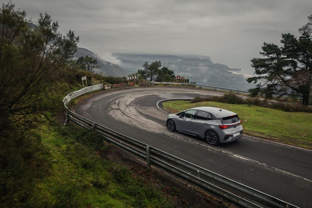 ¿Qué coche acaba de estrenar el olímpico Saúl Craviotto? 7 Motor16 Saul Craviotto estrena su nuevo CUPRA Born e Boost con la maxima autonomia electrica 05 HQ Motor16