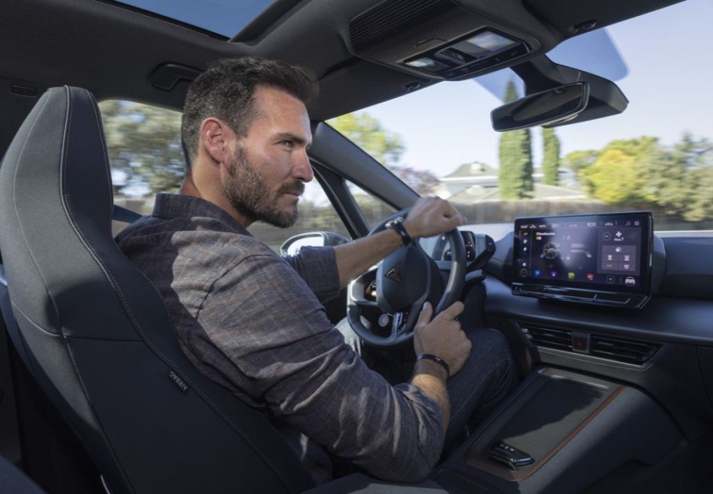 ¿Qué coche acaba de estrenar el olímpico Saúl Craviotto? 8 Motor16 Saul Craviotto estrena su nuevo CUPRA Born e Boost con la maxima autonomia electrica 06 HQ 1 Motor16