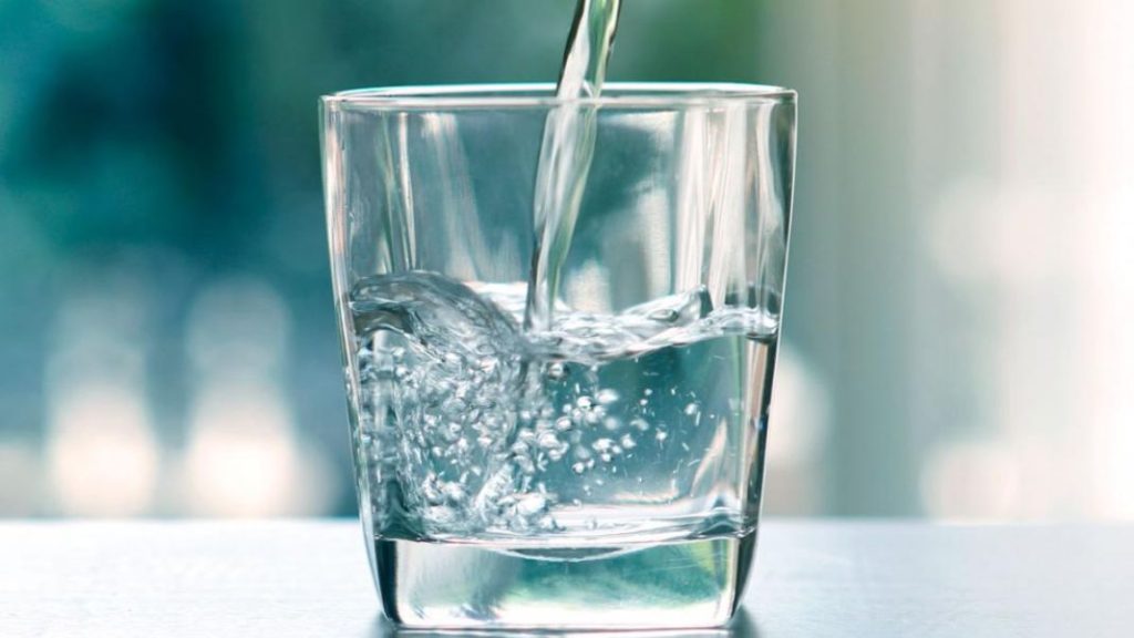 Si crees que estos trucos para no dar positivo en alcohol o drogas funcionan, esto dice la DGT 3 Motor16 agua Motor16