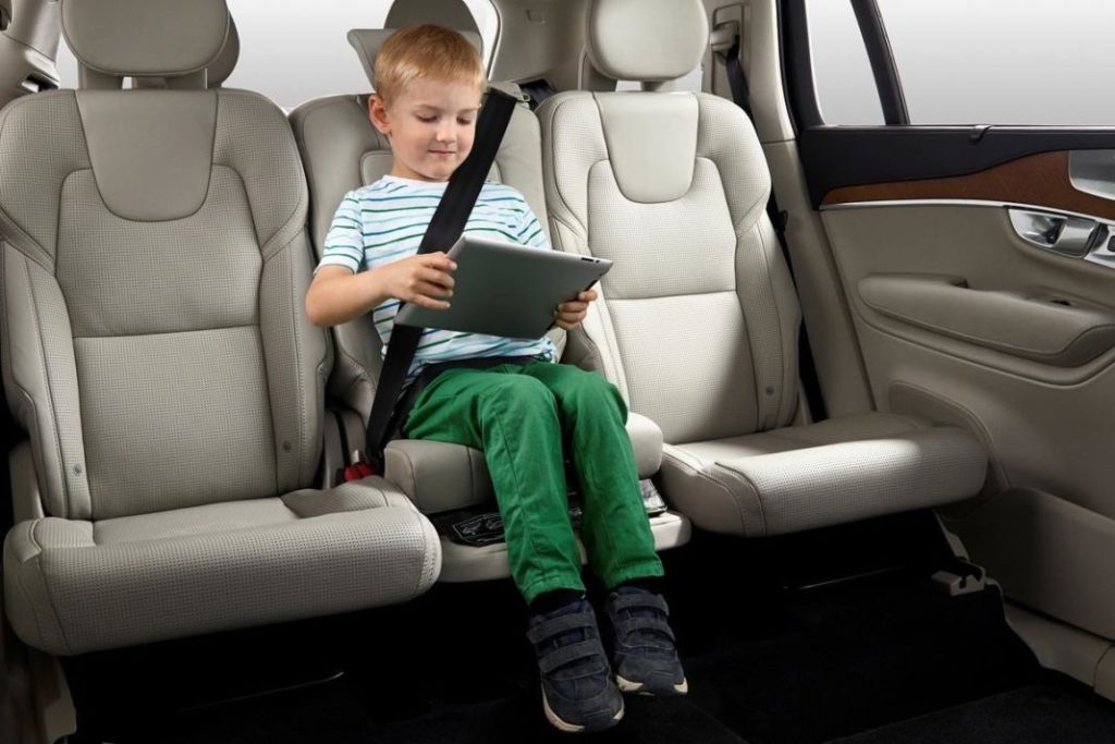 Esta es la edad para que tu hijo pueda viajar en el asiento del acompañante 74 Motor16 asiento