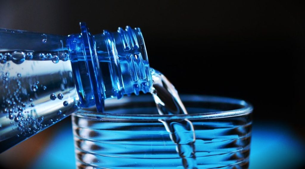 Trucos para bajar el alcohol en sangre rápidamente y que no te multen 6 Motor16 beber agua