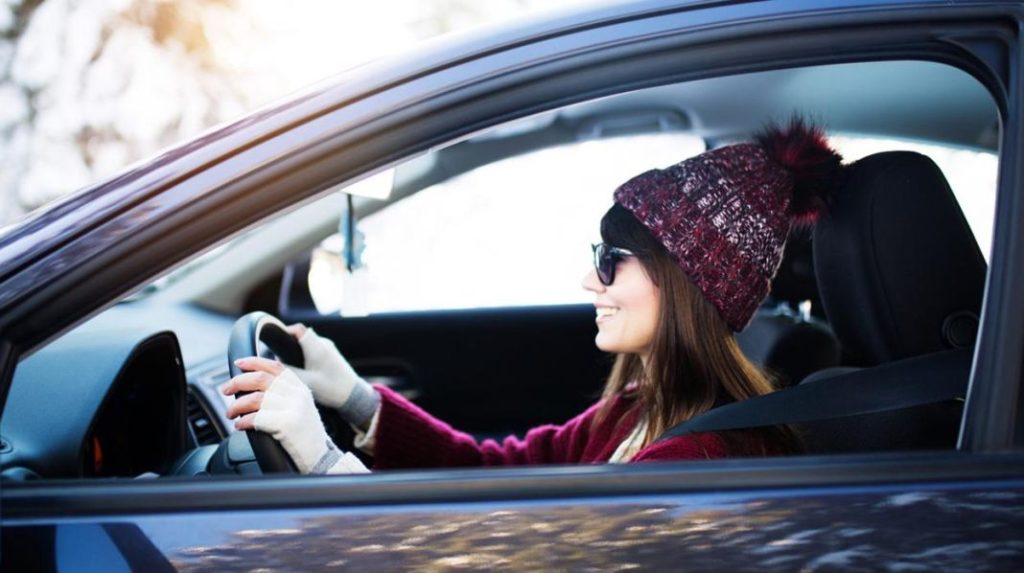 Este es el mayor peligro a la hora de conducir en invierno 148 Motor16 guantes