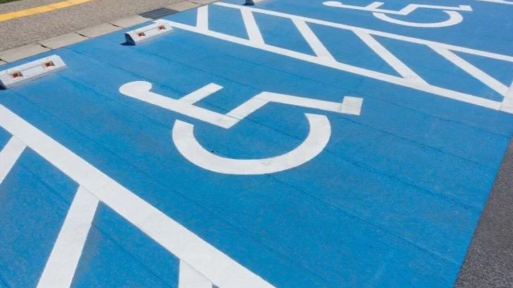 Aparcar en estas plazas se paga incluso con la cárcel 93 Motor16 cuidado