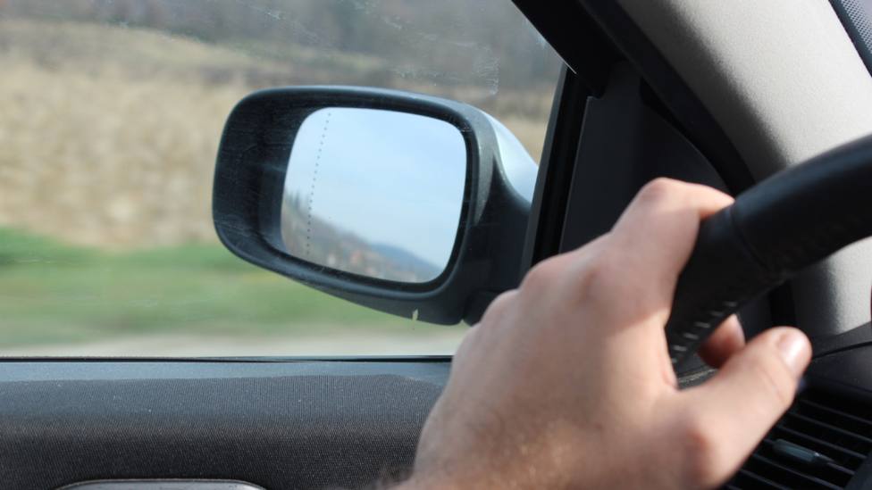 El curioso motivo para poner una bolsa de plástico en el retrovisor de tu coche 28 Motor16 práctico