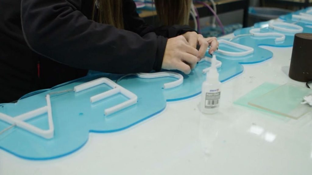 Volkswagen tiene la felicitación de Navidad más original 1 Motor16 Diseñando el cartel de Volkswagen.