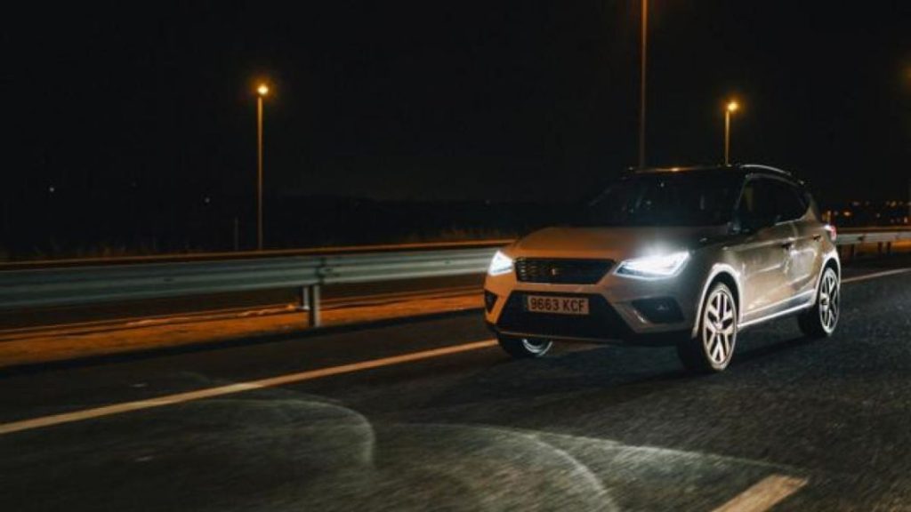Estas son las multas que la DGT pone por no usar las luces del coche 41 Motor16 luces