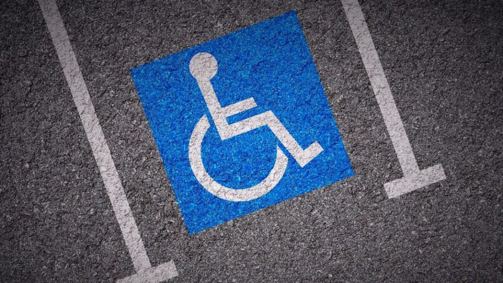 Aparcar en estas plazas se paga incluso con la cárcel 91 Motor16 plazas