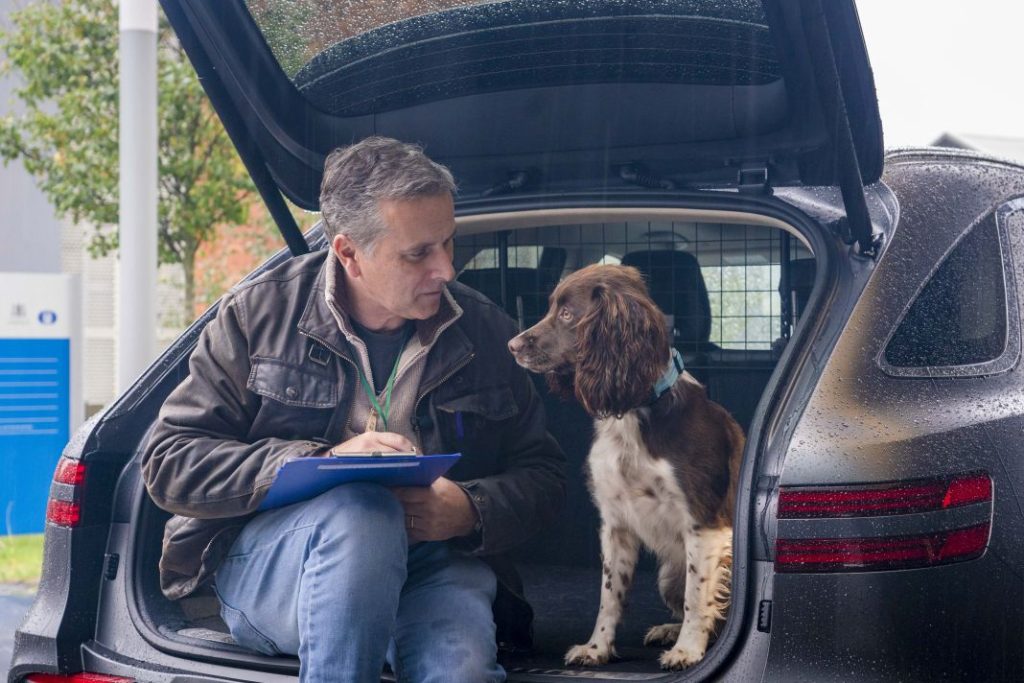 Perro. Mascota. Viaje. Guardia Civil.