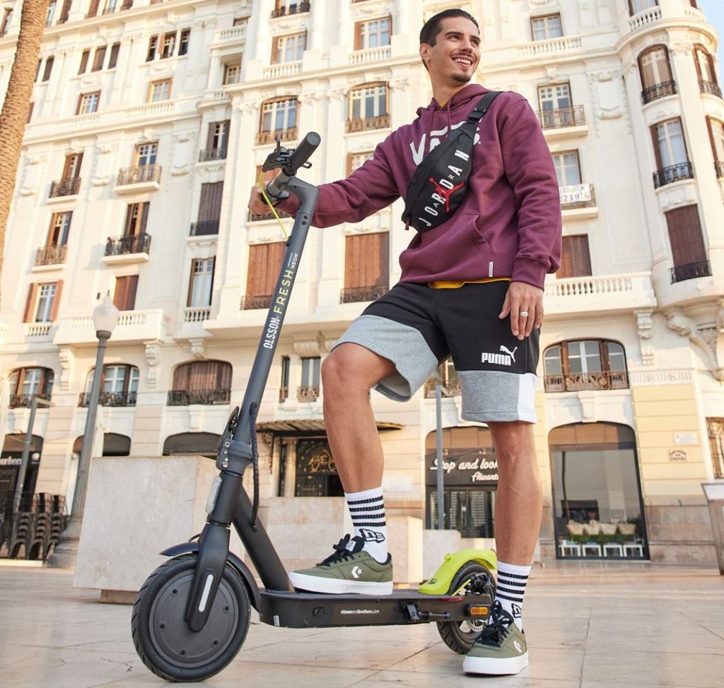 La DGT avisa a los usuarios de patinetes eléctricos: esto es lo que vas a tener que instalar 130 Motor16 DGT