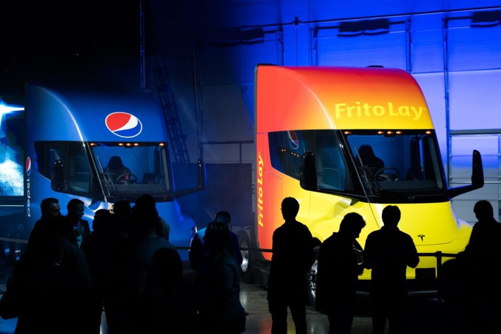 A Elon Musk todo le sale mal, Pepsi 'pone a parir' el nuevo camión eléctrico Tesla Semi 2 Motor16 pepsi