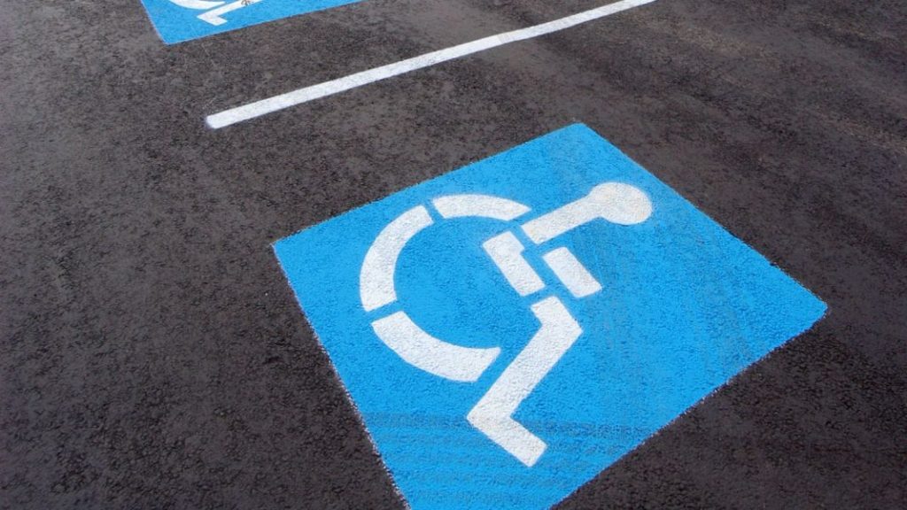 Aparcar en estas plazas se paga incluso con la cárcel 92 Motor16 discapacidad