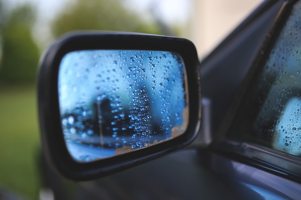 El curioso motivo para poner una bolsa de plástico en el retrovisor de tu coche 25 Motor16 coche