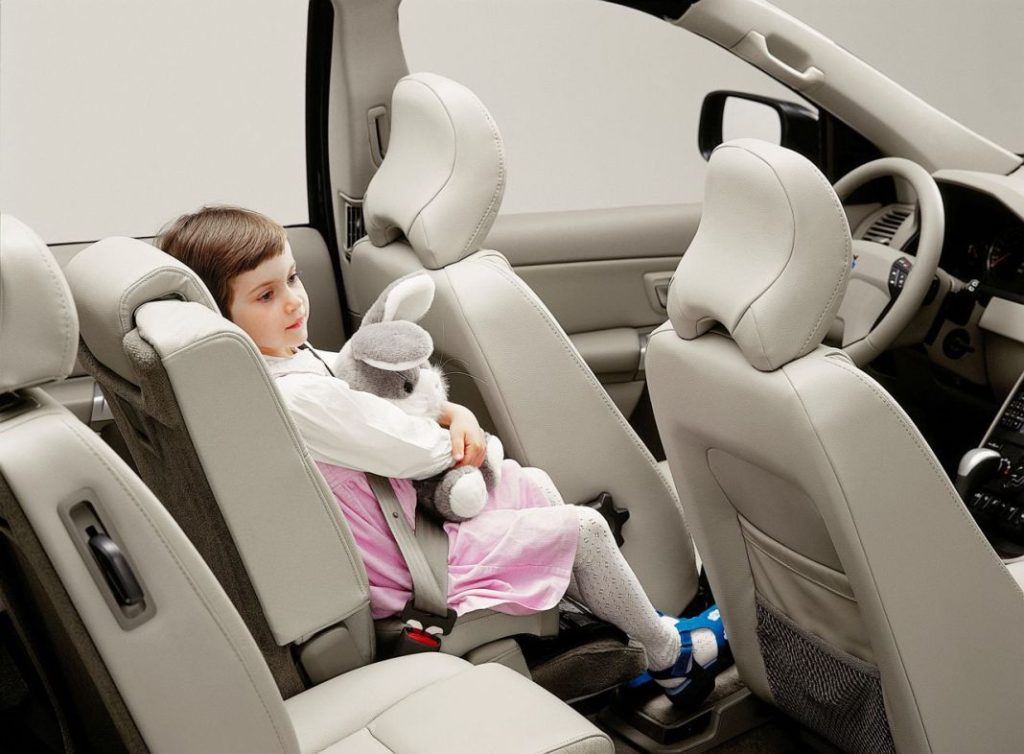Esta es la edad para que tu hijo pueda viajar en el asiento del acompañante 77 Motor16 silla